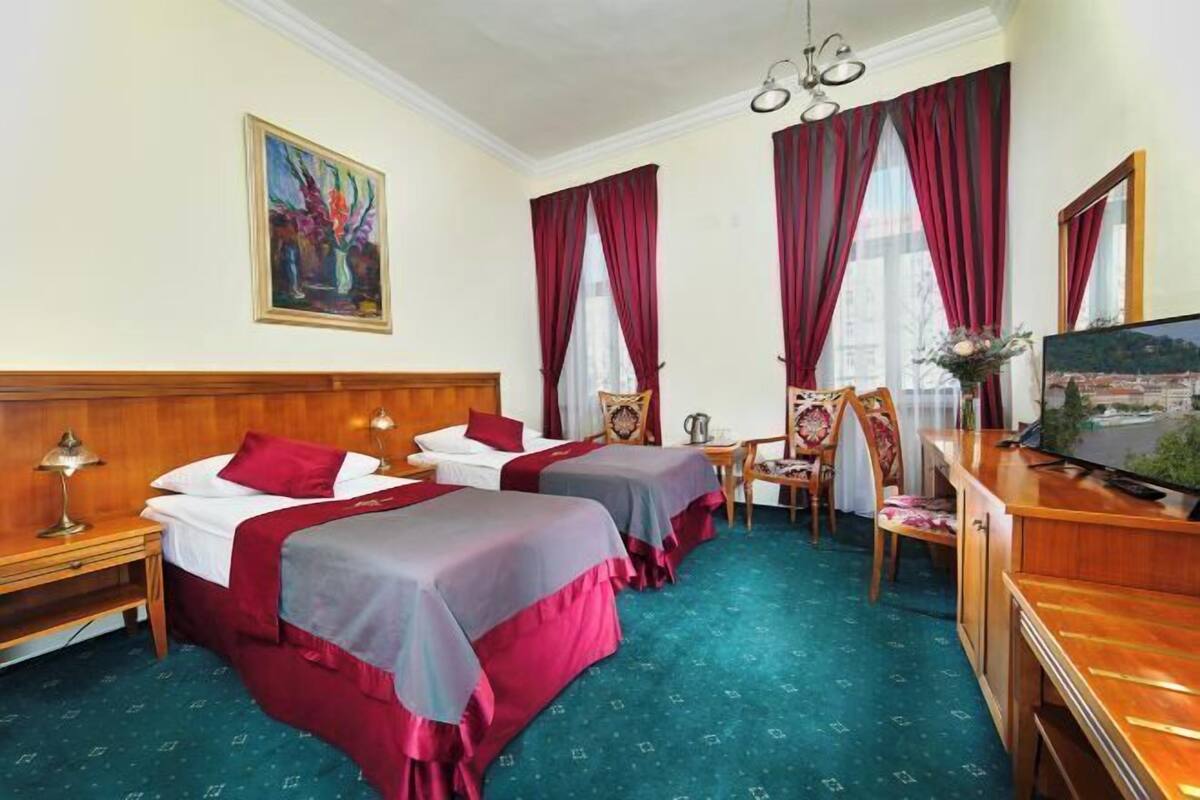 Premium bedding, in-room safe, desk, laptop workspace