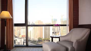 Executive Deluxe Suite | Premium bedding, in-room safe, desk, blackout drapes