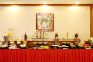 Daily buffet breakfast for a fee