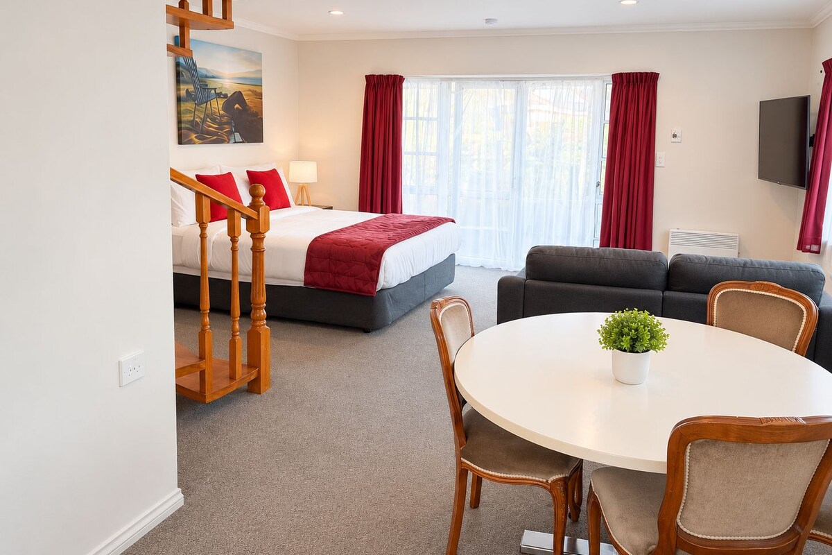 Familiesuite, 2 soverom | Oppholdsområde | En 32-tommers LED-TV med Parabol-TV samt TV
