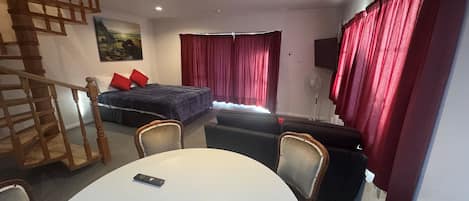 Suite familiar, 2 habitaciones | Área de sala de estar | Televisión LED de 32 pulgadas con canales vía satélite y televisión