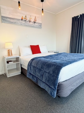 Superior Apartment, 3 Bedrooms | Down duvets, desk, iron/ironing board, free WiFi - Settlers Motor Lodge (Lower Hutt)