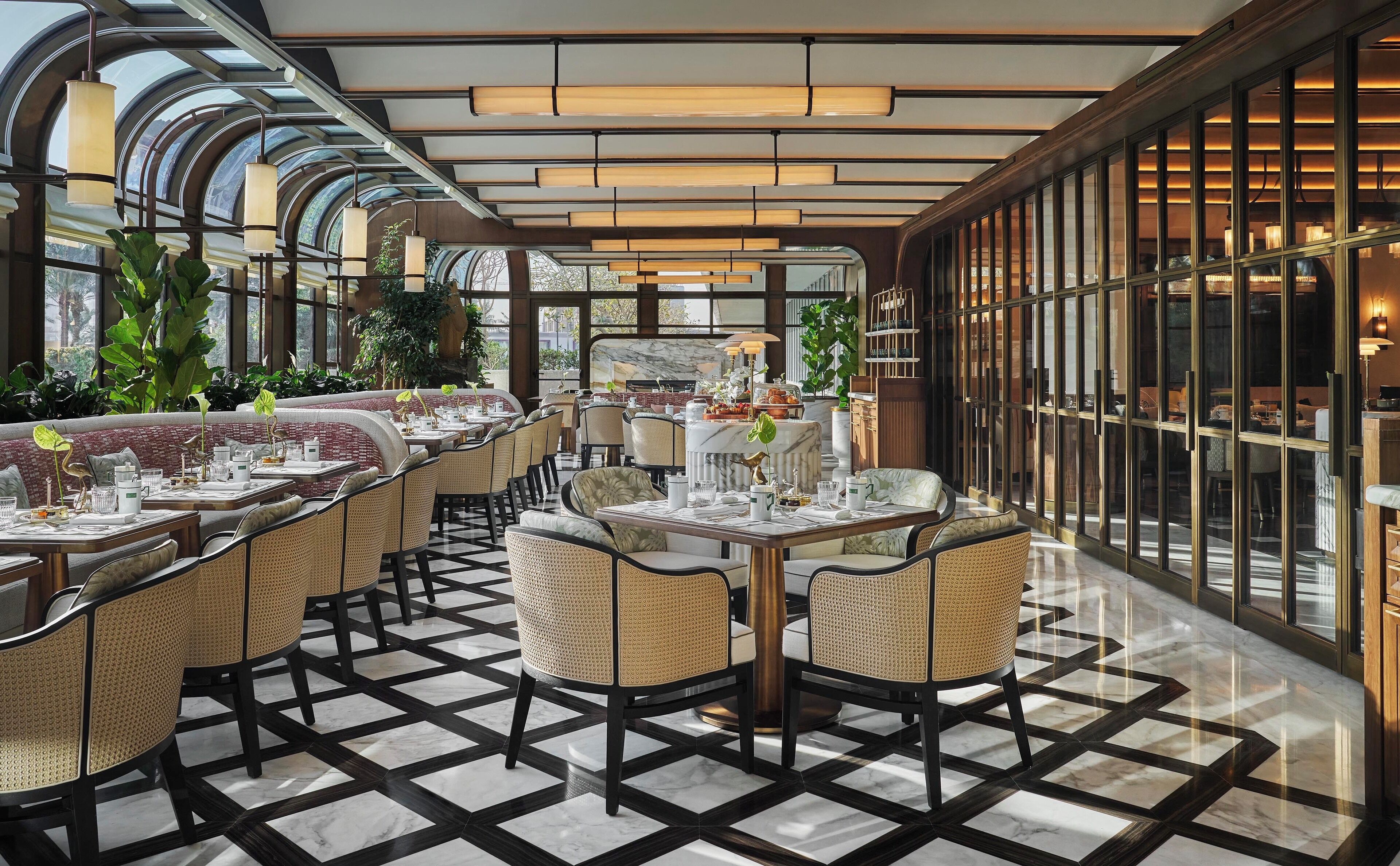 Un restaurante con un interior moderno, que ofrece una variedad de opciones de asientos y un piso con diseño.