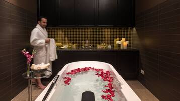 Sauna, hot tub, Turkish bath, body treatments, aromatherapy, body wraps