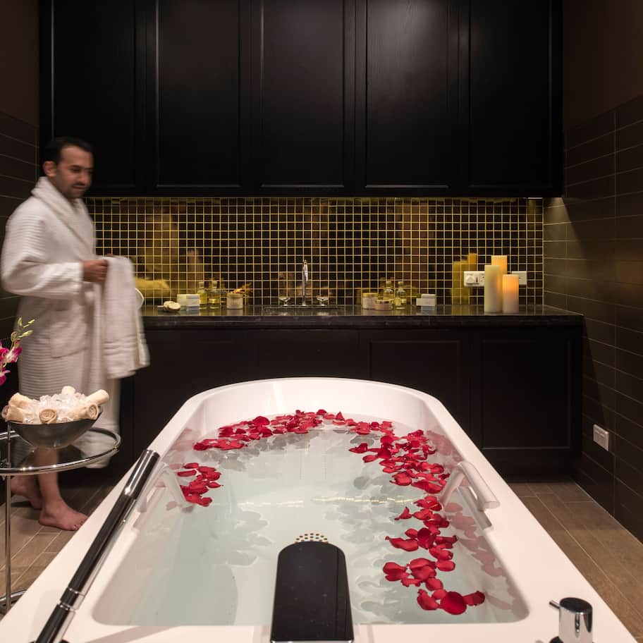 Sauna, hot tub, Turkish bath, body treatments, aromatherapy, body wraps