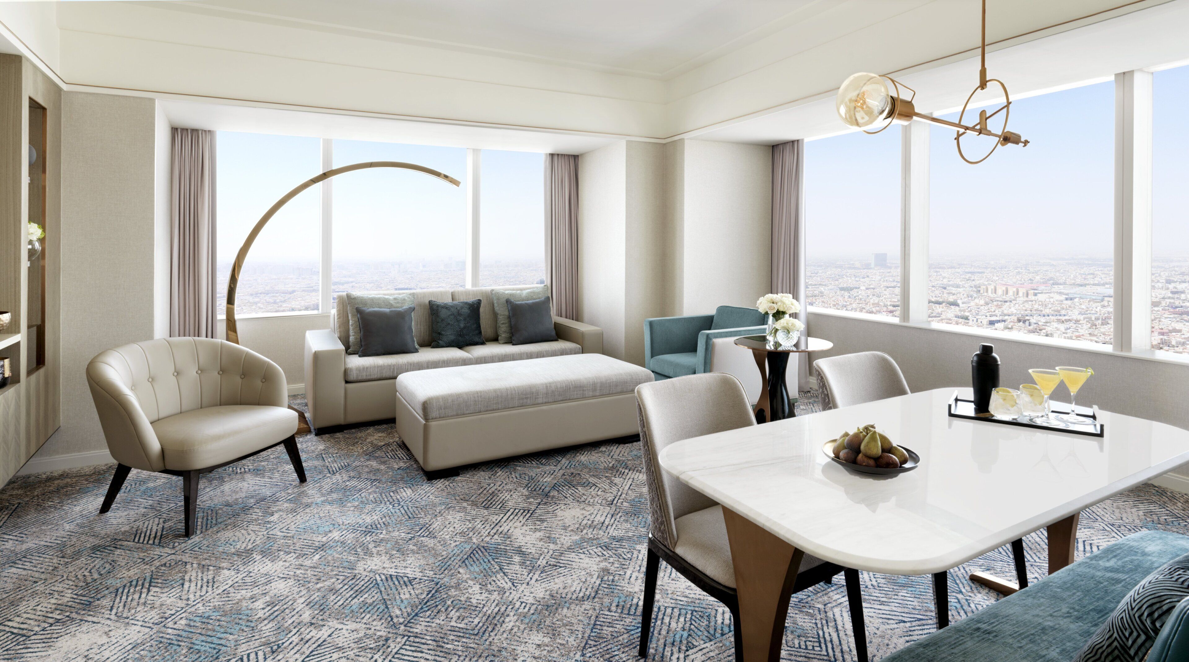 Executive Suite | Egyptian cotton sheets, premium bedding, pillowtop beds, minibar