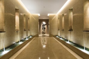 Un sauna, una bañera de hidromasaje, baño turco/hammam