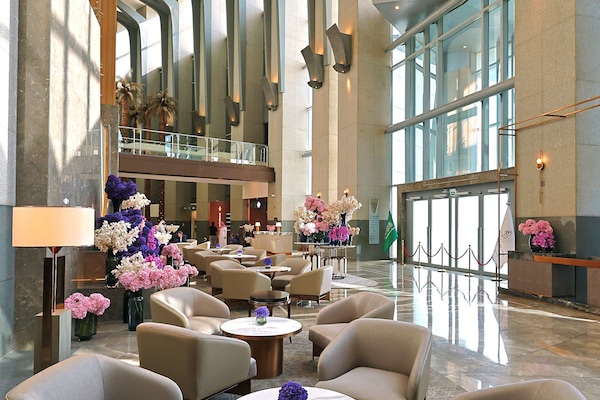 Lobby lounge