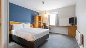 A hotel room with a bed, a desk, a chair, a television, and a wardrobe. - Holiday Inn Express Aberdeen City Centre by IHG (Aberdeen)