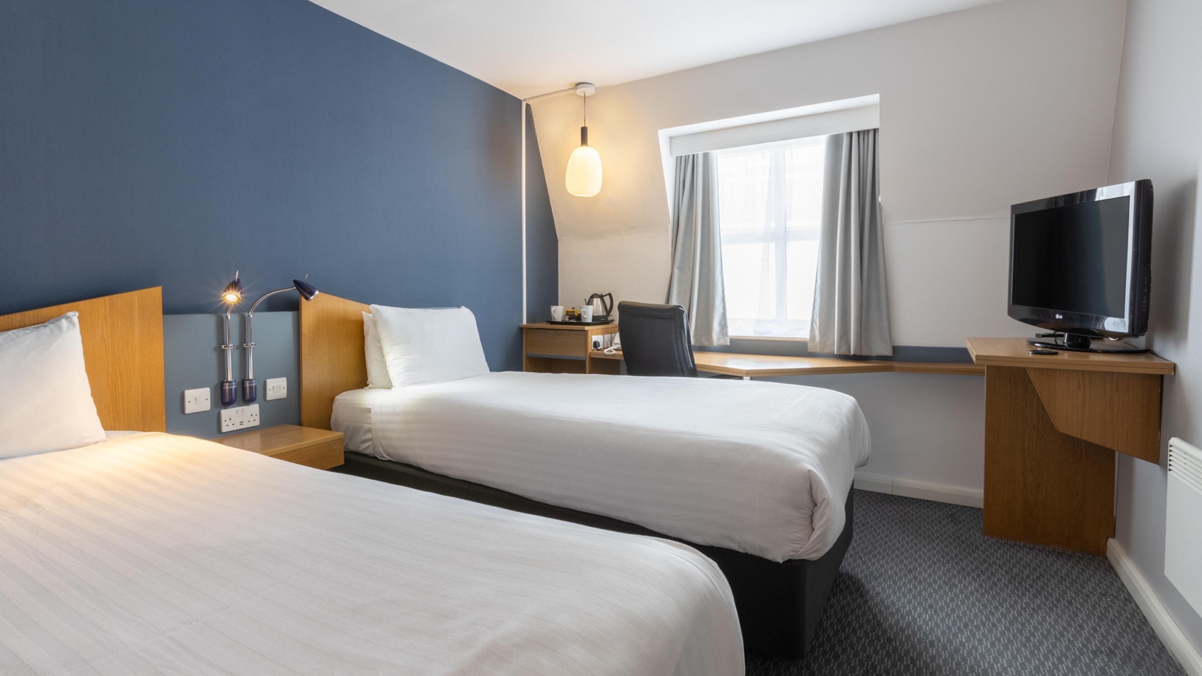 Standard Room, 2 Twin Beds | Desk, blackout drapes, WiFi (free), bed sheets