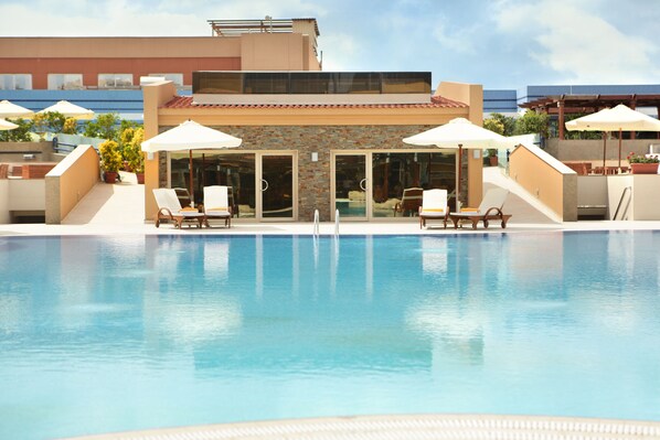 Una piscina techada, 2 piscinas al aire libre