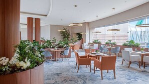 4 か所のレストラン、朝食、ランチ、ディナーに営業 (多国籍料理)