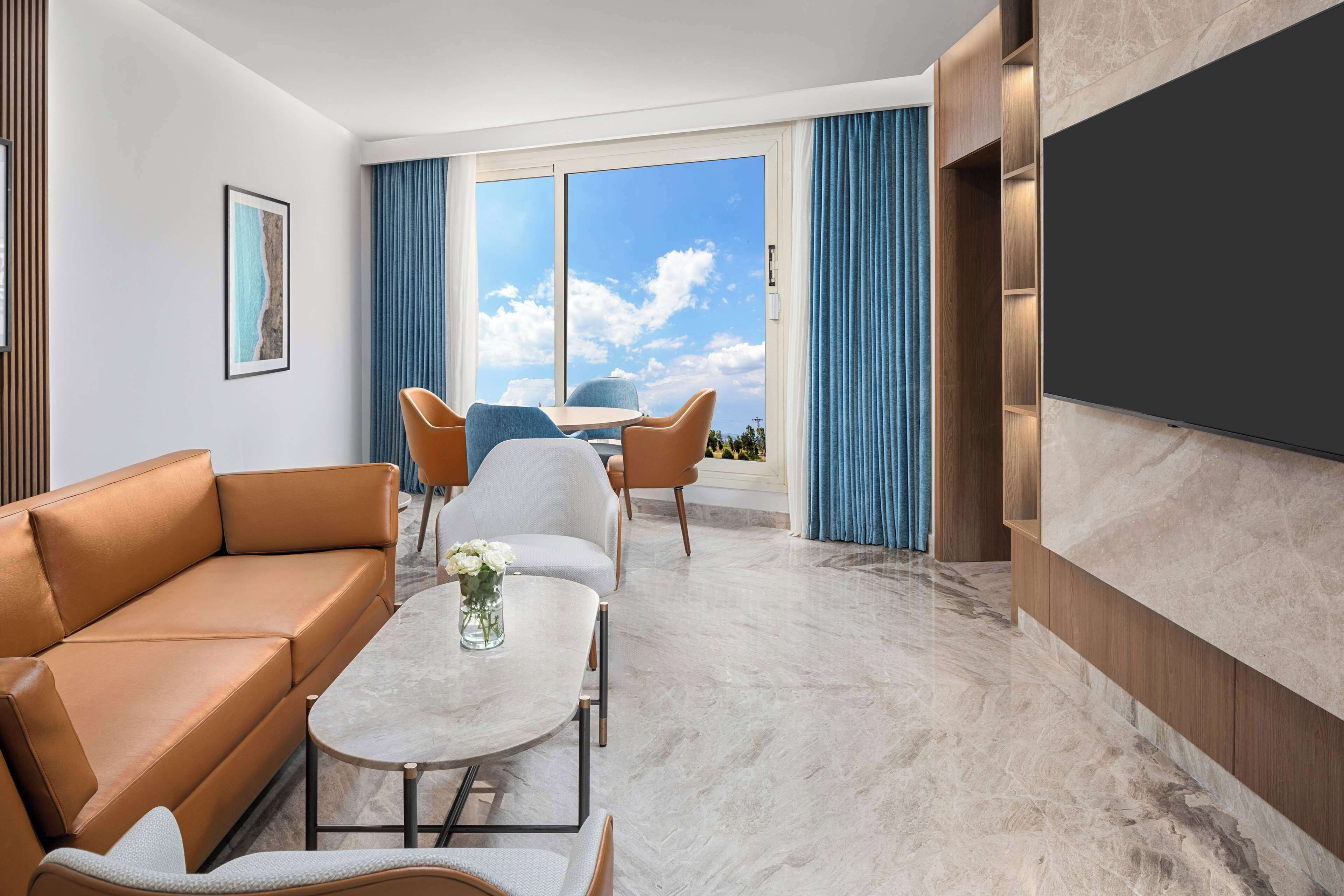 华丽客房, 1 张特大床 | 起居区