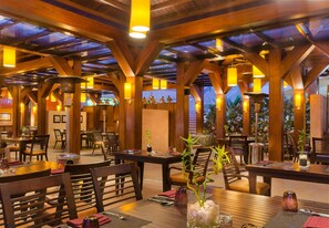 4 间餐厅，供应早餐、午餐和晚餐，国际美食