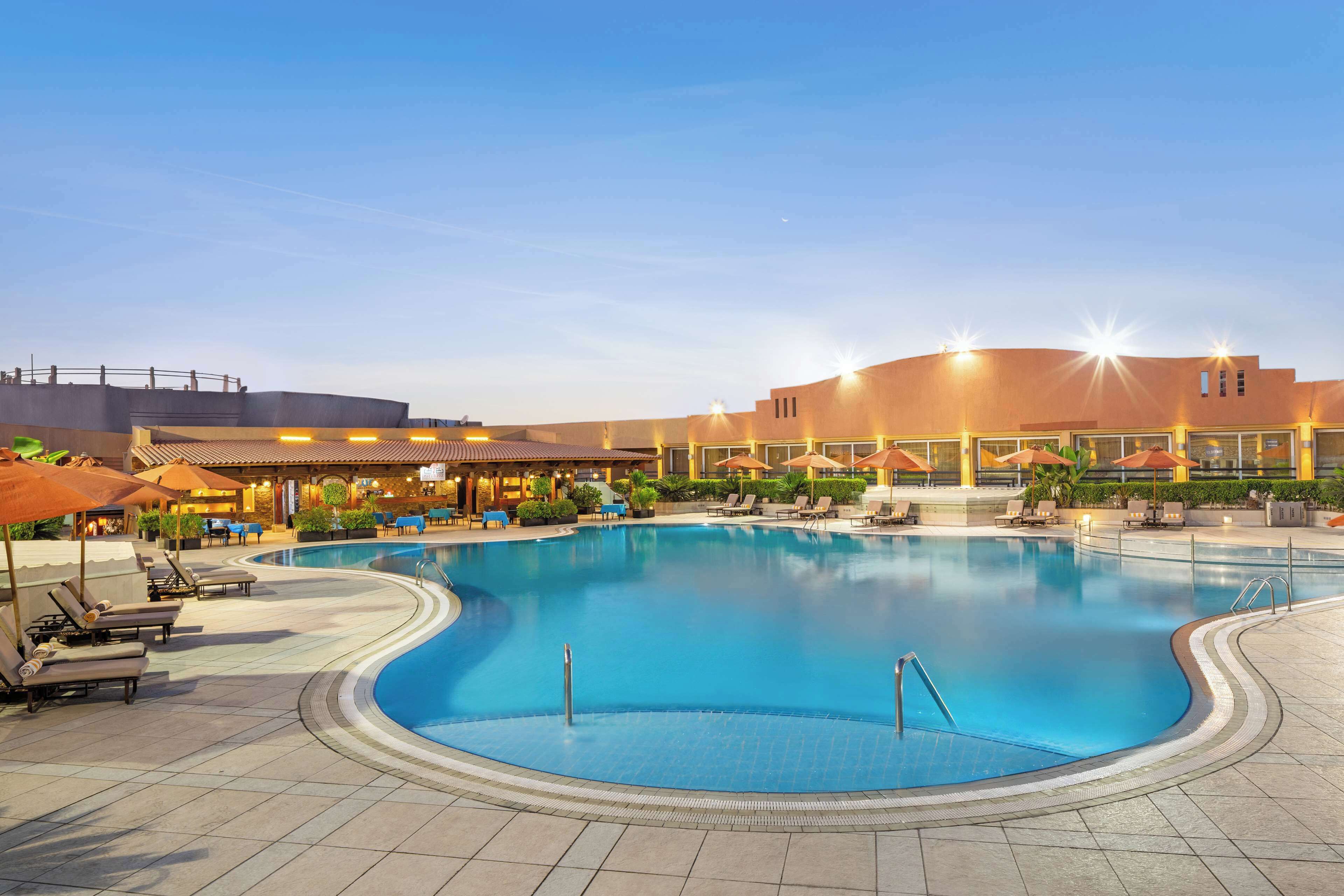 室內泳池、室外泳池；小屋 (收費)、泳池傘