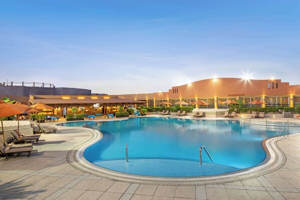 Piscine couverte, piscine extérieure, tentes de plage, parasols de plage
