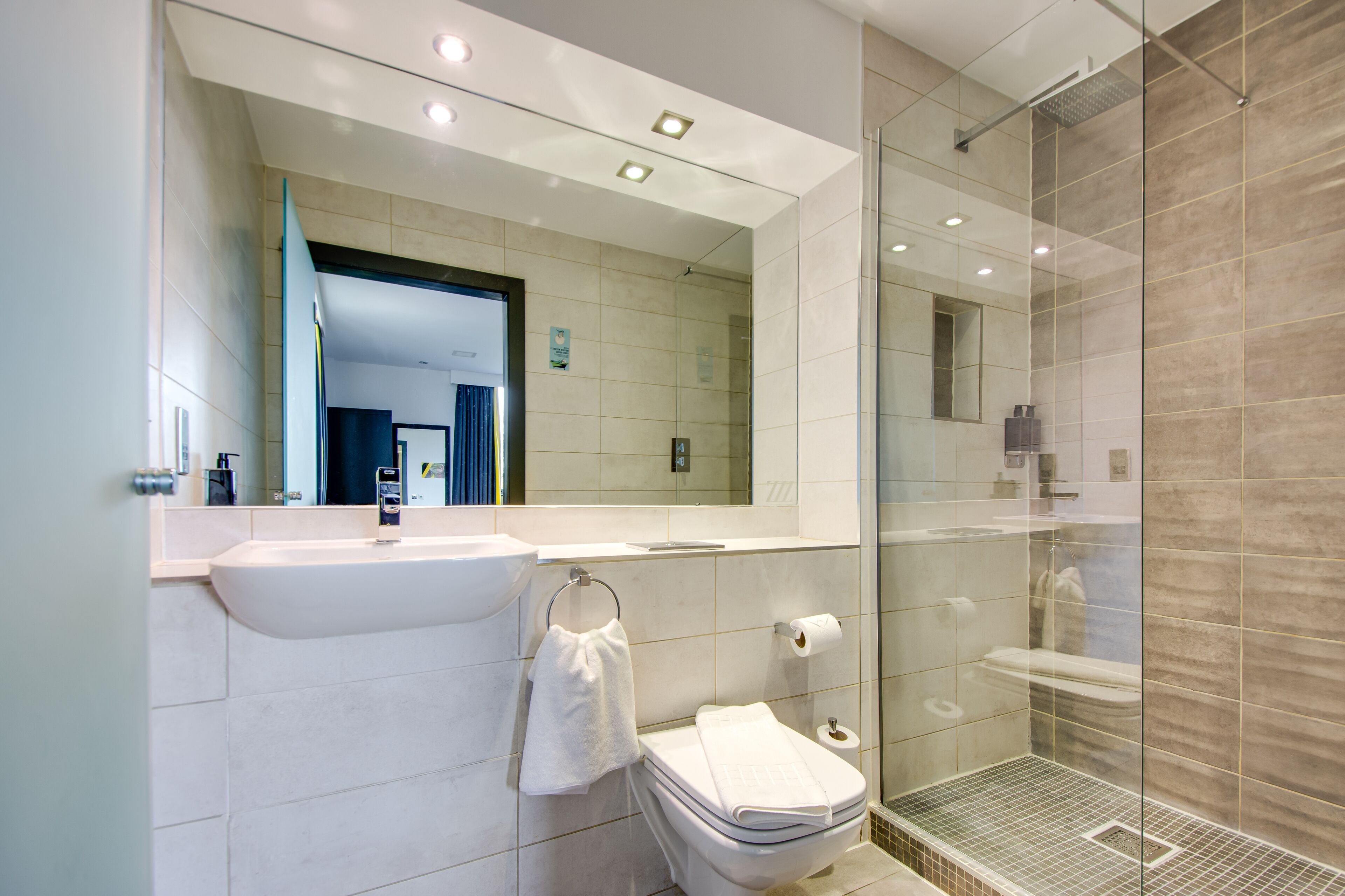 Family Grande Studio | Bagno | Doccia, soffione a pioggia, set di cortesia firmato, asciugacapelli