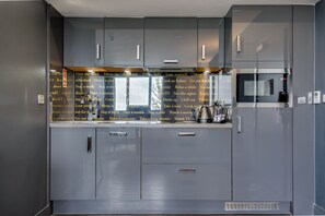 Family Grande Studio | Cozinha privada | Geladeira, micro-ondas, cooktop, lava-louças