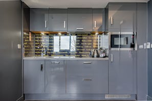 Family Grande Studio | Cozinha privada | Geladeira, micro-ondas, cooktop, lava-louças