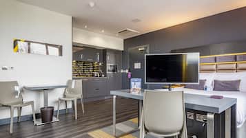 Caja de seguridad en la habitación y escritorio