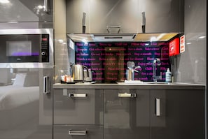 Smart Studio | Cozinha privada | Geladeira, micro-ondas, cooktop, lava-louças