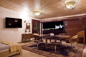 Estudio clásico, bañera, vistas al jardín | Restauración