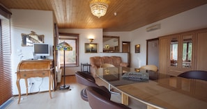 Classic Studio, Bathtub, Garden View | In-room safe, desk, free WiFi