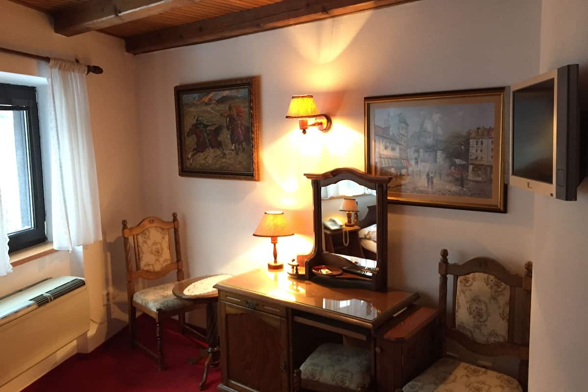 Chambre Standard Double ou avec lits jumeaux | Coffres-forts dans les chambres, bureau, Wi-Fi gratuit