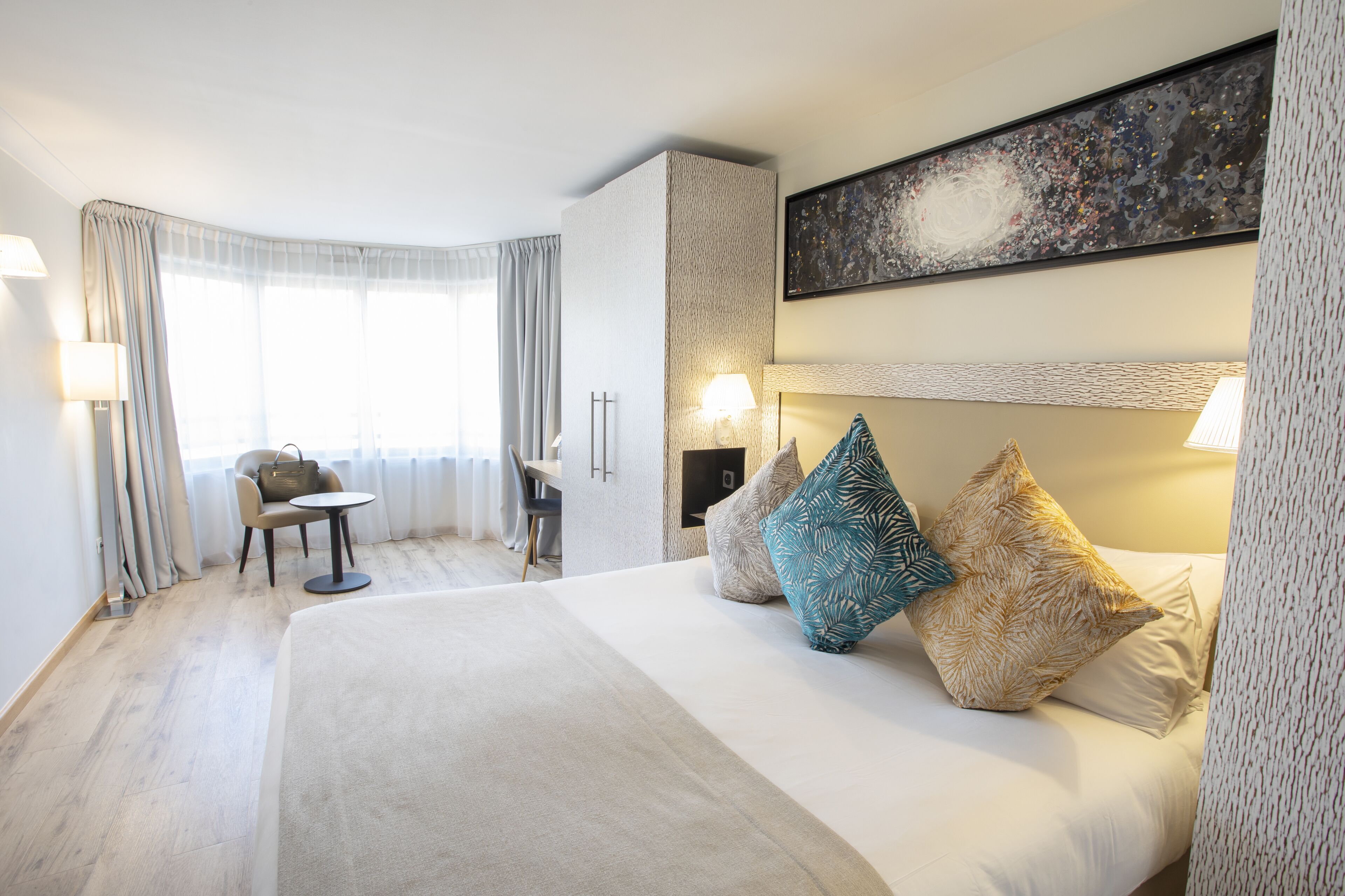 2 bedrooms, premium bedding, minibar, in-room safe