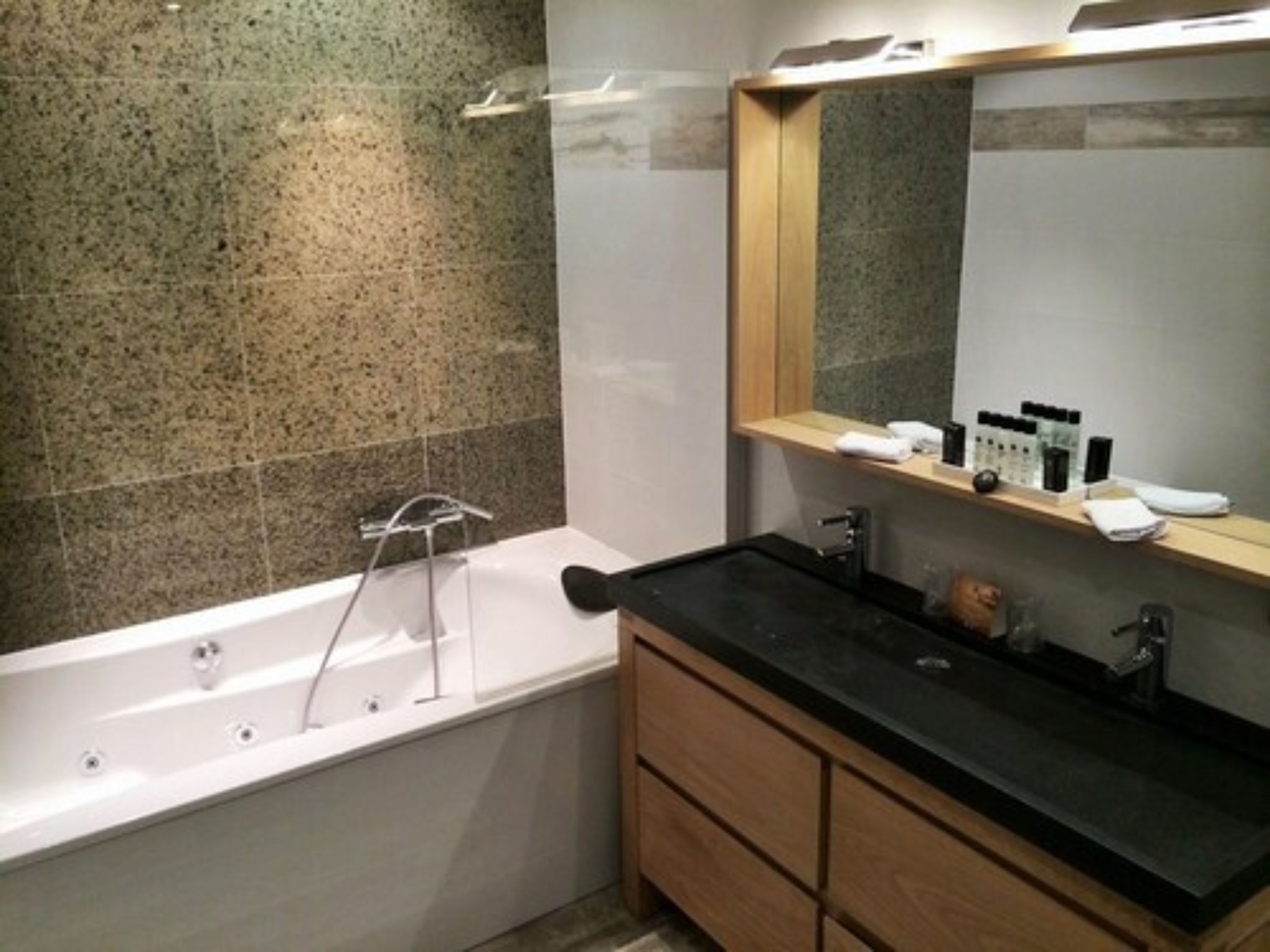 junior suite (free spa access) | deep-soaking bathtub