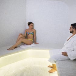Een stoombad, een Turks bad/hammam, lichaamsbehandelingen