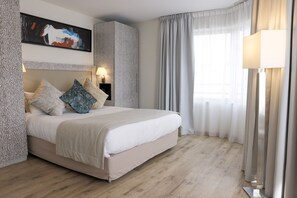 2 bedrooms, premium bedding, minibar, in-room safe