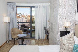 Kamar Superior, balkon | Seprai premium, minibar, brankas, dan meja kerja