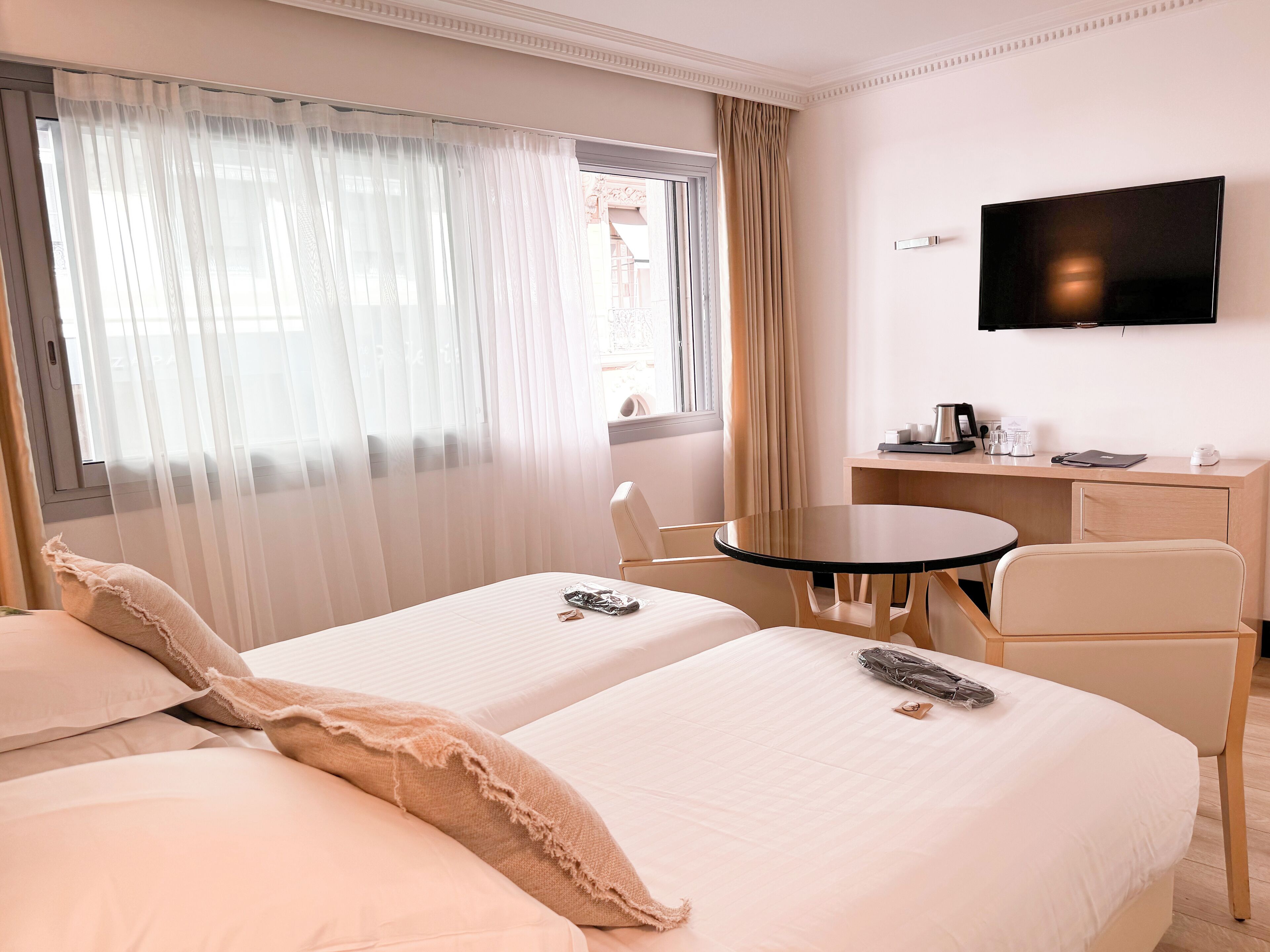 Comfort Room, City View | Premium bedding, minibar, in-room safe, desk