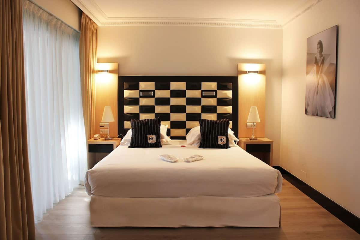 Ropa de cama de alta calidad, minibar, caja fuerte y escritorio