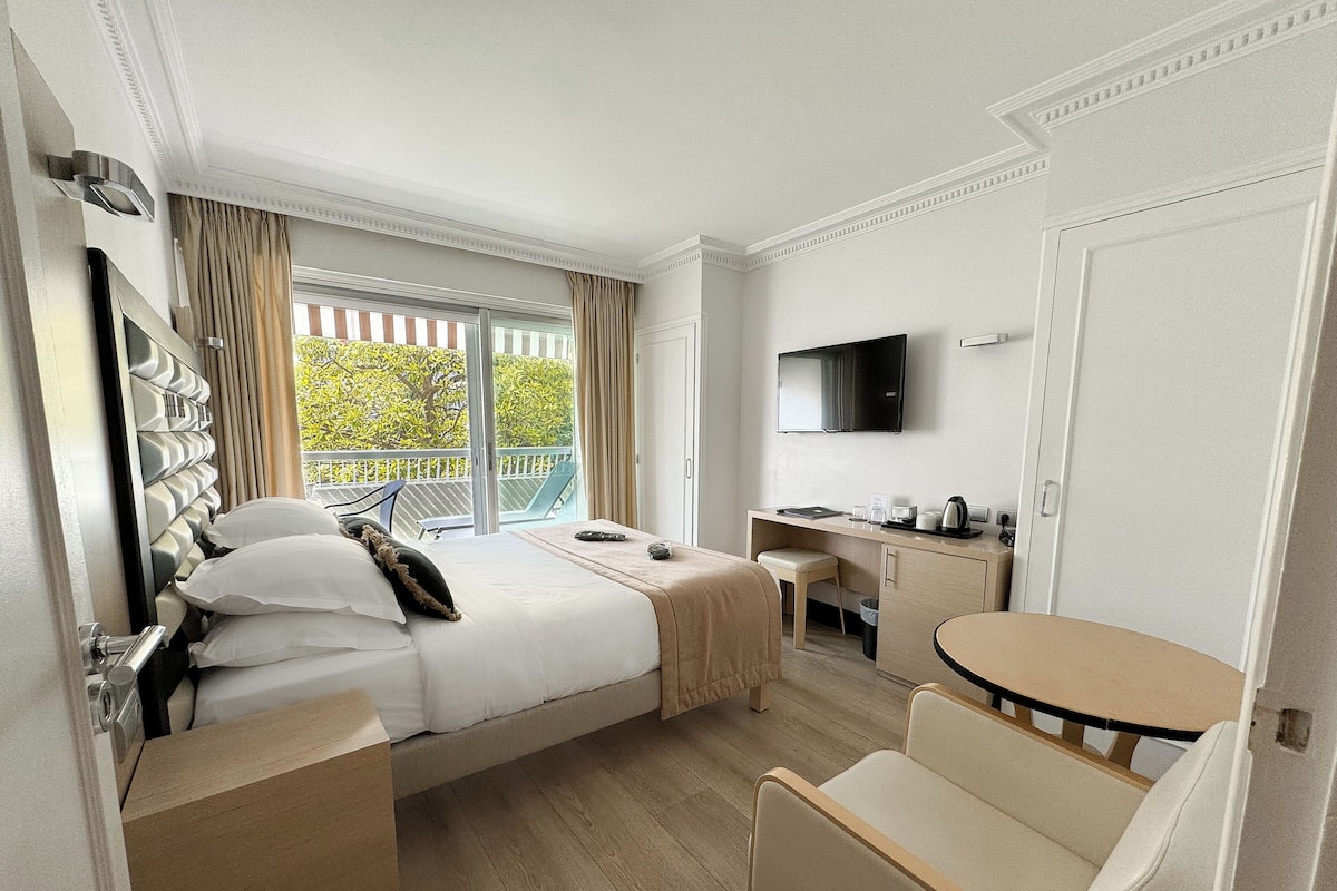 Classic Room, Balcony, Garden View | Premium bedding, minibar, in-room safe, desk