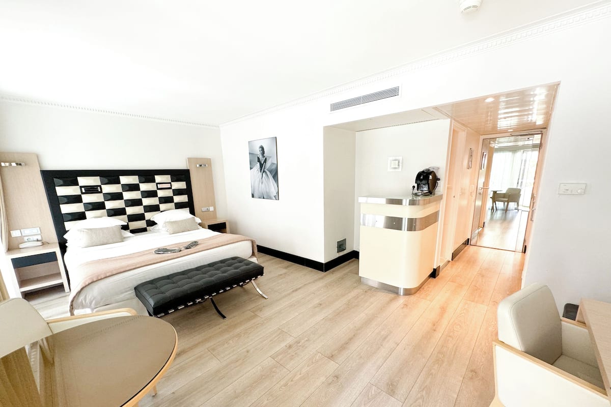 Deluxe Room, Terrace | Premium bedding, minibar, in-room safe, desk