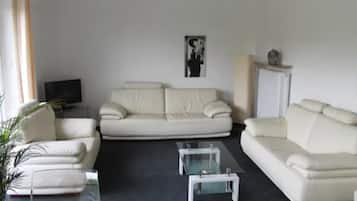 Suite, 1 Double Bed | Living room | Flat-screen TV