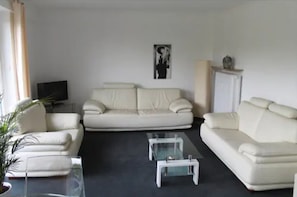 Suite, 1 Double Bed | Living room | Flat-screen TV