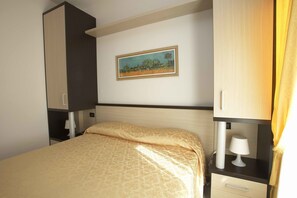 In-room safe, desk, laptop workspace, blackout drapes - Hotel Nuovo Metrò (Milan)