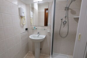 Douche, articles de toilette gratuits, sèche-cheveux, bidet