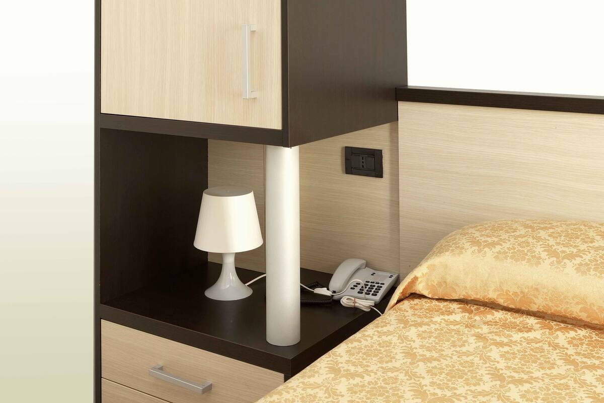 Kamar Single | Brankas, meja kerja, ruang kerja ramah laptop, dan tirai kedap cahaya