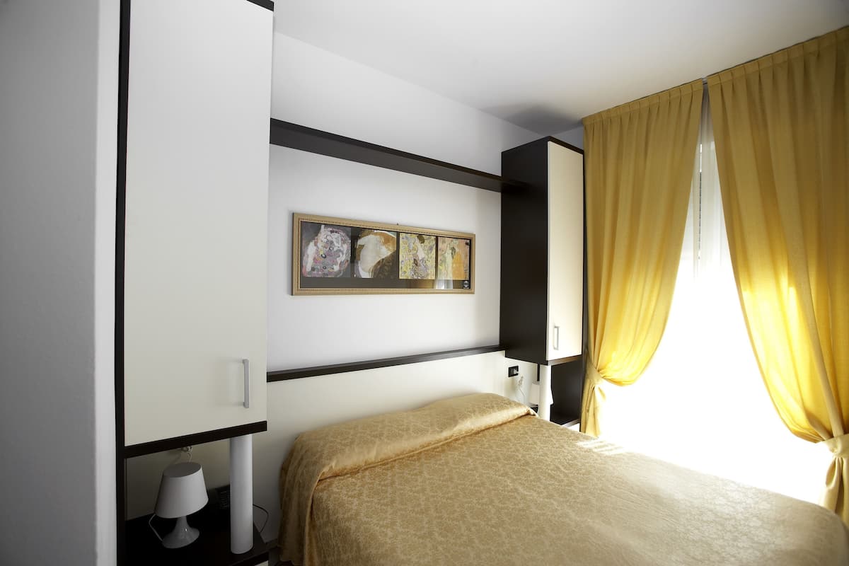 Double Room | In-room safe, desk, laptop workspace, blackout drapes