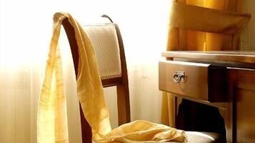 Zimmersafe, Schreibtisch, laptopgeeigneter Arbeitsplatz