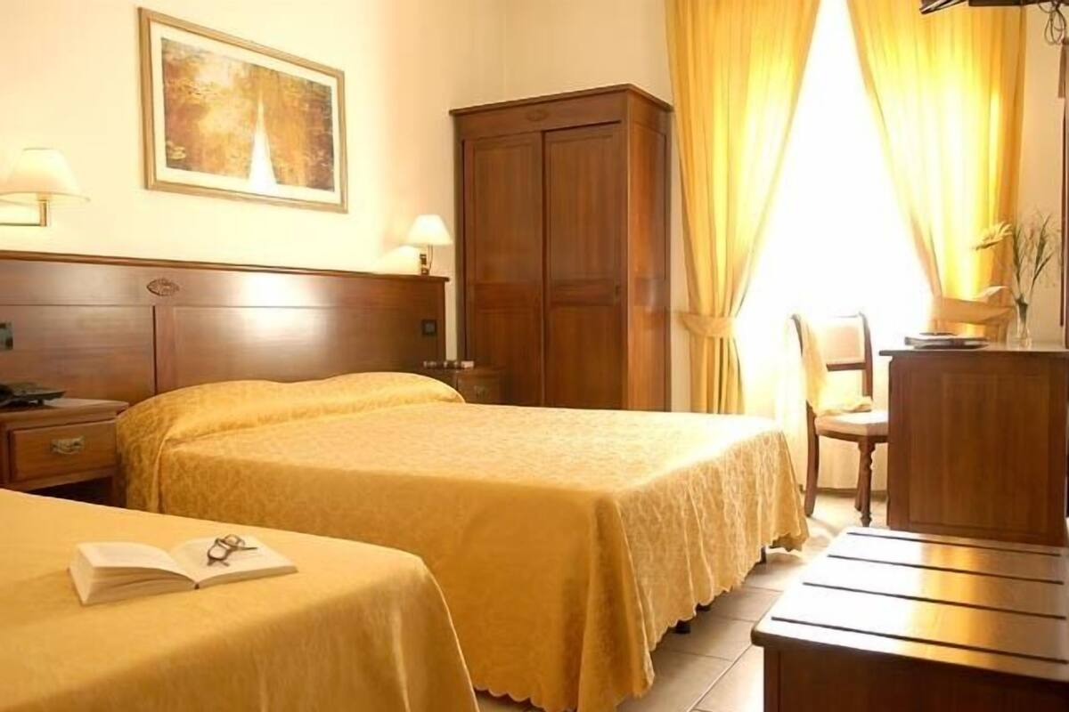 Kamar Triple | Brankas, meja kerja, ruang kerja ramah laptop, dan tirai kedap cahaya