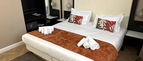 Superior-Doppel- oder -Zweibettzimmer | Daunenbettdecken, Minibar, Zimmersafe, Schreibtisch