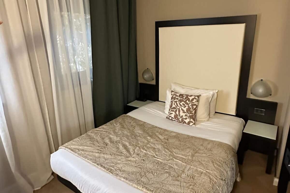 Classic Single Room | Minibar, in-room safe, desk, laptop workspace