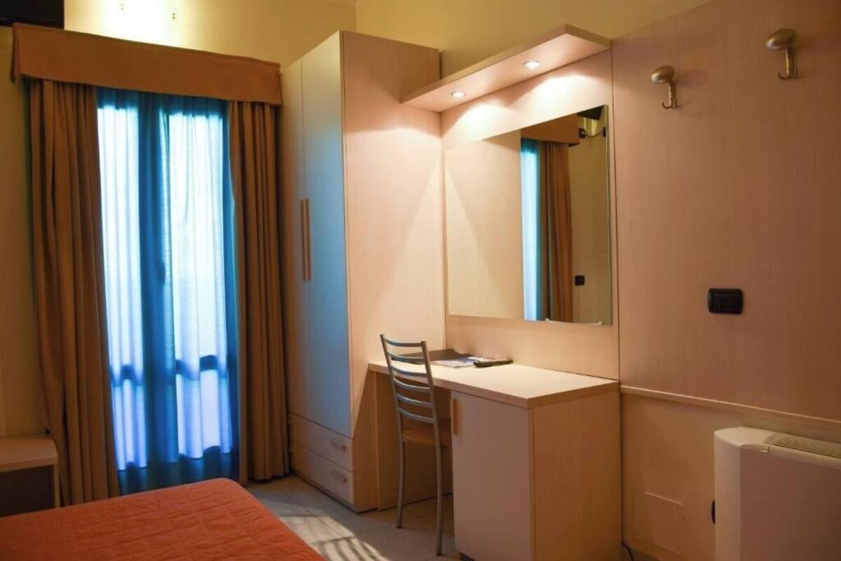 Phòng đơn Deluxe | Bộ đồ giường kháng dị ứng, minibar, két bảo mật tại phòng, bàn 