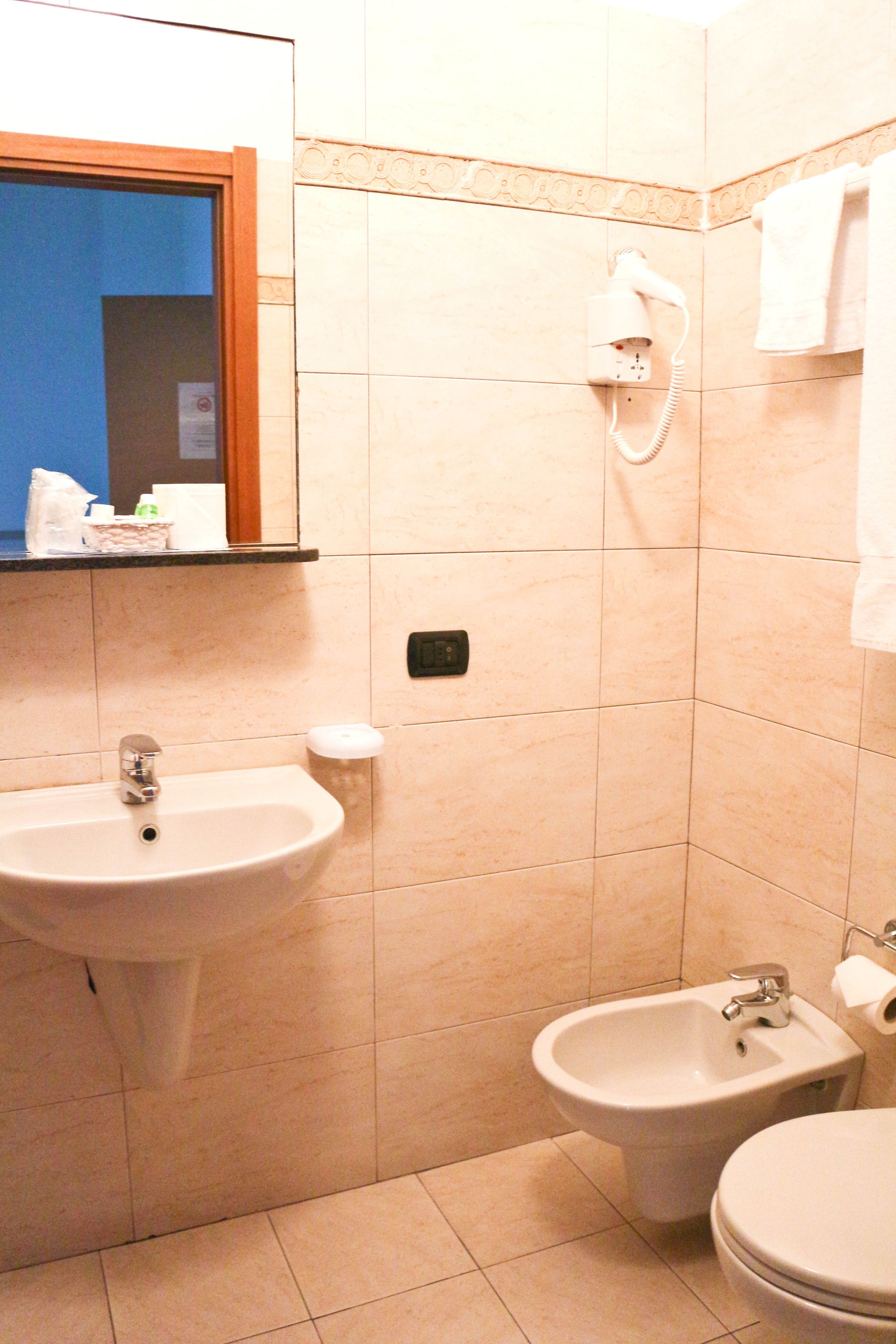 shower, rainfall showerhead, free toiletries, hair dryer