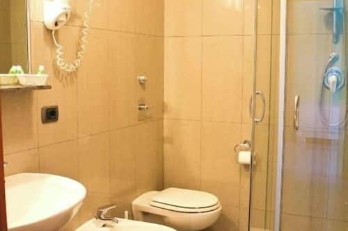 Deluxe Single Room | Bathroom | Shower, rainfall showerhead, free toiletries, hair dryer